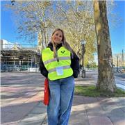 Clases de refuerzo generales para alumnos desde primaria hasta la ESO. Además de, inglés en bachillerato y selectividad